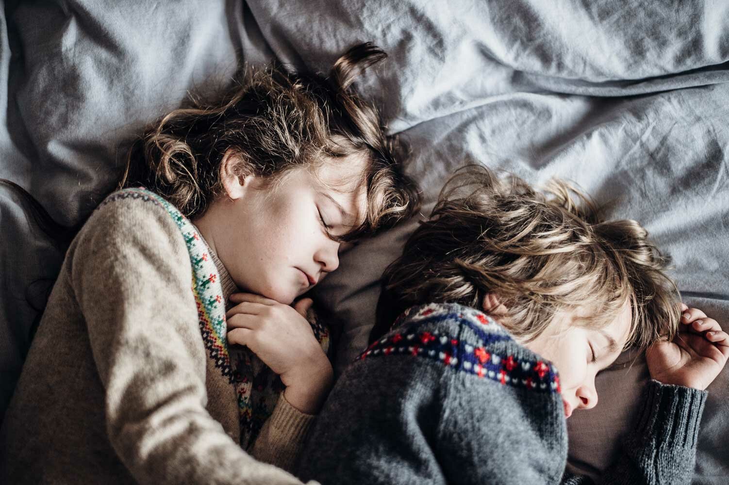 children in bed photo by Annie Spratt